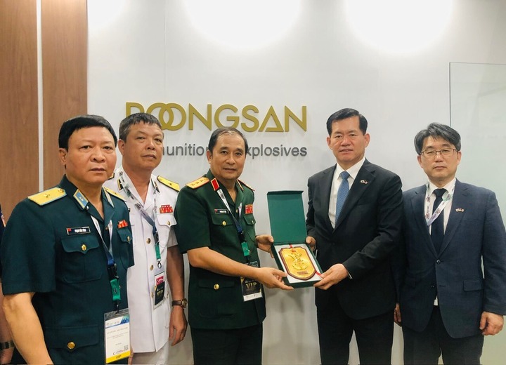 Thượng tướng Phùng Sĩ Tấn, Phó Tổng Tham mưu trưởng Quân đội Nhân dân Việt Nam trao quà lưu niệm cho Giám đốc DAPA Hàn Quốc ông Seok Jong-gun.