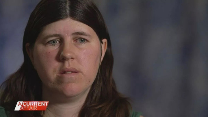 Leesa Love bị tê liệt một tay sau thủ thuật cấy que tránh thai. (Ảnh: Nine News)