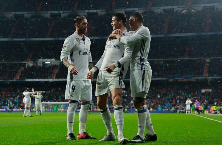 10. Real Madrid (40 trận, từ 2016 đến 2017): Mùa 2016/2017, Real giành được chức vô địch La Liga, FIFA Club World Cup, Siêu cúp châu Âu và Champions League. Với bộ ba Karim Benzema, Gareth Bale và Cristiano Ronaldo trên hàng tấn công, Real Madrid đã cuốn phăng mọi đối thủ. Vào ngày 12/01/2017, bàn thắng ở phút cuối của Karim Benzema đã mang về trận hòa 3–3 trước Sevilla, nâng chuỗi trận bất bại lên 40 trận, một kỷ lục đến nay vẫn chưa bị xô đổ của bóng đá Tây Ban Nha.
