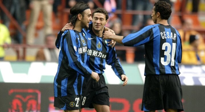 9. Inter Milan (40 trận, từ 2004 đến 2005): Từ tháng 5/2004 đến tháng 2/2005, Inter Milan đã không thua trong 40 trận liên tiếp. Tuy nhiên, việc hòa đến 18 trận khiến họ kết thúc mùa giải với 72 điểm, kém đội vô địch Juventus đến 14 điểm.
