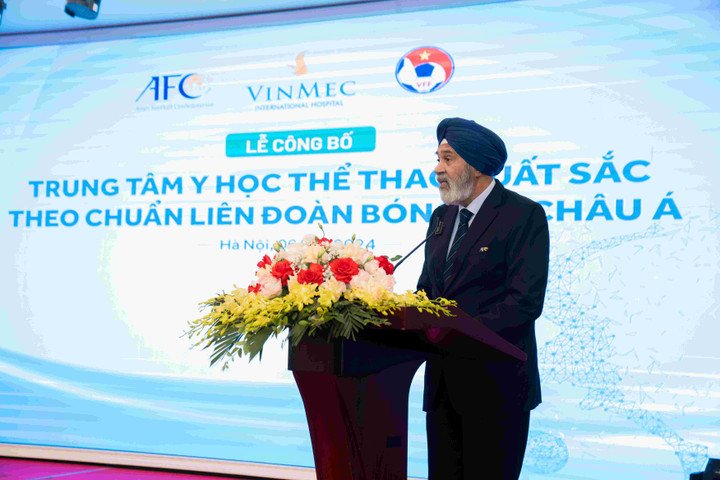 Chủ tịch Hội đồng Y học của Liên đoàn bóng đá châu Á - Tiến sĩ Dato’ Gurcharan Singh chia sẻ tại Lễ công bố chứng nhận.