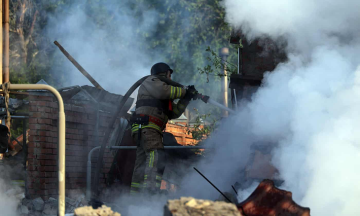 Lính cứu hỏa Ukraine đang chữa cháy tại một khu vực bị tên lửa Nga bắn trúng. Theo nhà chức trách nước này, Kharkov bị nhiều tên lửa S-300 và S-400 bắn trúng. (Ảnh: Shutterstock)