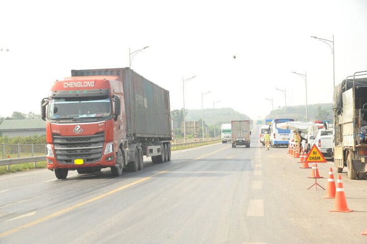 Trong tháng 3, phương tiện vi phạm tốc độ chủ yếu là xe container, xe tải, xe hợp đồng, xe buýt. (Ảnh minh hoạ)