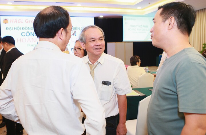 Bầu Đức trao đổi với cổ đông kết quả kinh doanh đang ngày càng tích cực của HAGL tại đại hội sáng 10/5. (Ảnh: H.L)