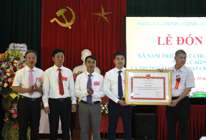 Lãnh đạo huyện Phú Xuyên trao Bằng công nhận xã đạt chuẩn nông thôn mới nâng cao cho Nhân dân và cán bộ xã Nam Triều.