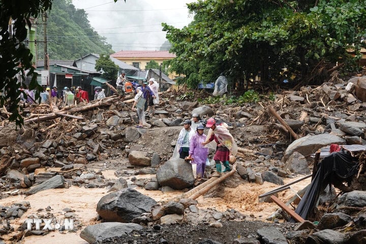 Nhà cửa, công trình tại huyện Mù Cang Chải (Yên Bái) bị hư hỏng, tan hoang sau khi cơn lũ quét qua. (Ảnh: TTXVN)