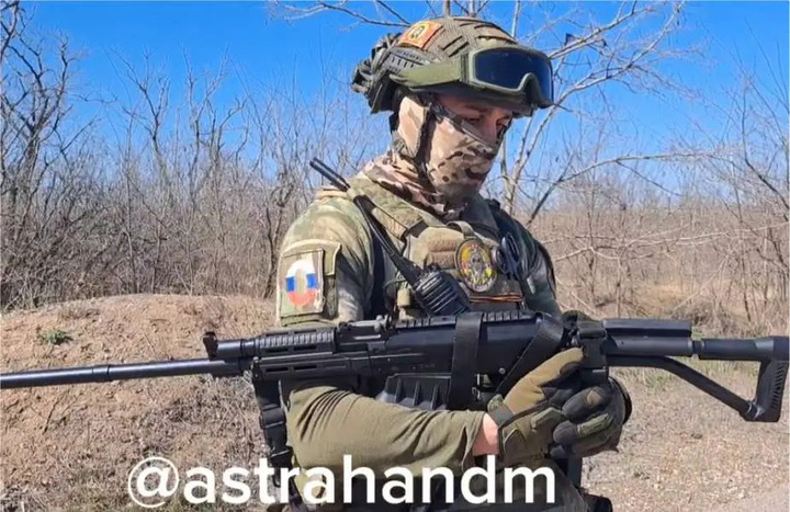 Binh sĩ Nga với súng hoa cải Vepr-12 ở chiến trường Ukraine.