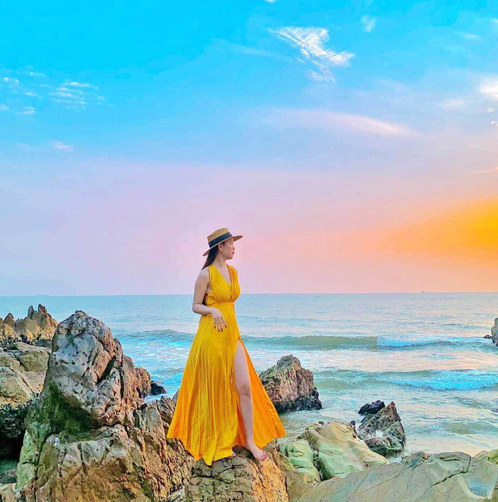 Nếu có dịp đến Vũng Chùa Đảo Yến, ắt hẳn bạn sẽ rất ngạc nhiên trước cảnh sắc non nước hữu tình ở nơi này.