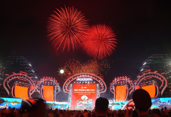 Chương trình nghệ thuật được dàn dựng với thực cảnh kết hợp công nghệ AR (Augmented Reality - thực tế ảo).