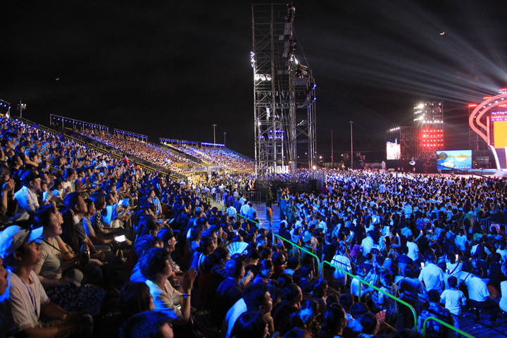 Đây là chương trình đêm hội có quy mô lớn nhất từ trước đến nay ở Hải Phòng, xét cả về sân khấu, khán giả và khán đài có sức chứa 18.000 người.