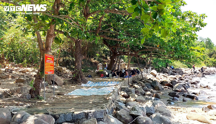 Hộ kinh doanh cho khách thuê chiếu, bạt để ăn uống, nấu nướng ngay vị trí đặt biển cấm.