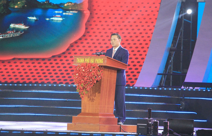 Ông Nguyễn Văn Tùng - Phó Bí thư Thành ủy, Chủ tịch UBND thành phố phát biểu khai mạc Lễ hội Hoa Phượng đỏ - Hải Phòng 2024.