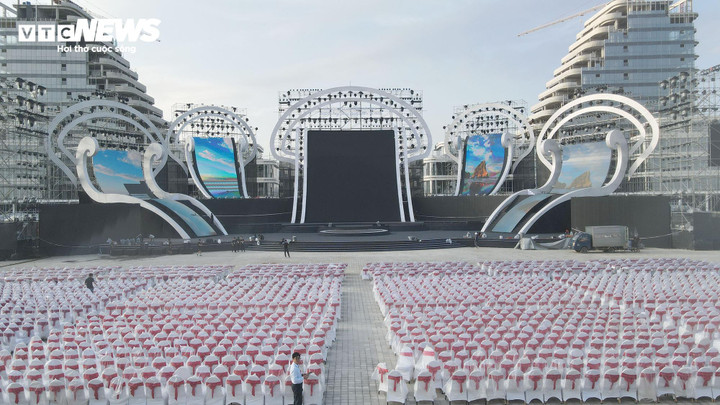 Toàn cảnh sân khấu "đại nhạc hội" sẽ diễn ra tối nay (11/5).