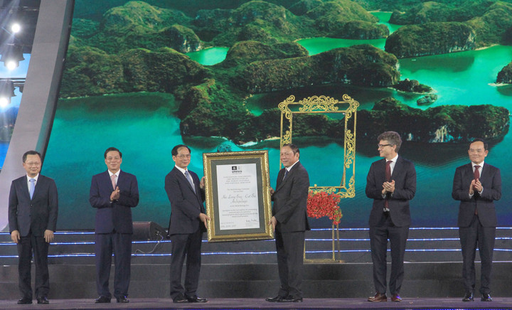 Đại diện UNESCO trao bằng công nhận Vịnh Hạ Long (Quảng Ninh) - Quần đảo Cát Bà (Hải Phòng) là Di sản Thiên nhiên thế giới liên tỉnh - thành phố đầu tiên ở Việt Nam.