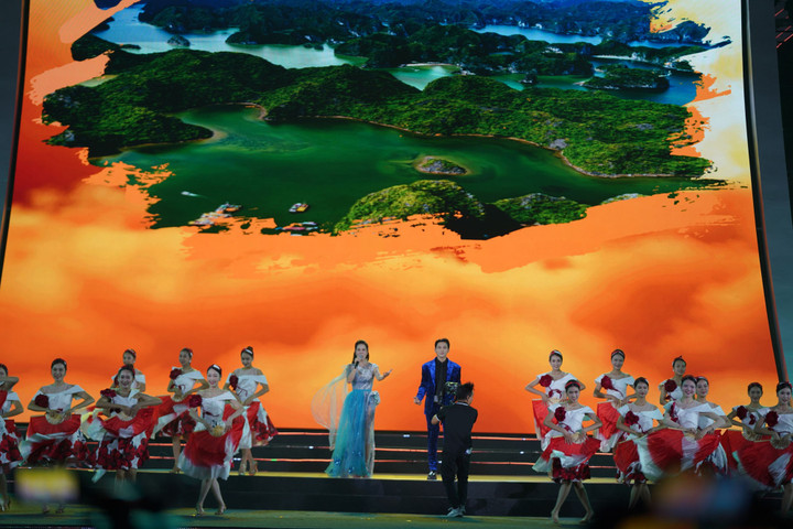 Các nghệ sỹ trình diễn liên khúc "Ngẫu hứng miền cửa biển" và "Tráng ca miền cửa biển" (sáng tác Xuân Bình và Huy Tuấn).