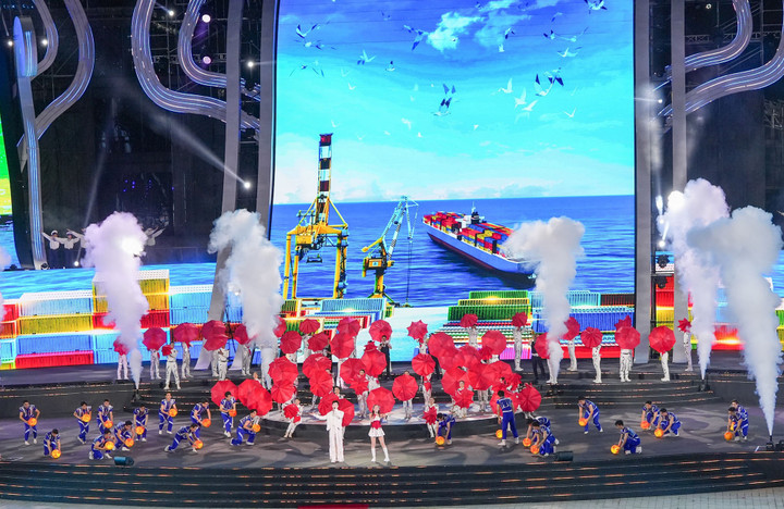 Tiếp đến là chương trình nghệ thuật gồm 3 chương. Chương 1 với tên gọi “Khúc nguyệt cầm của biển”, hình tượng chủ đạo là ánh trăng huyền thoại. Dưới ánh trăng, những truyền thuyết, huyền tích và lịch sử thành phố Hải Phòng được tái hiện.