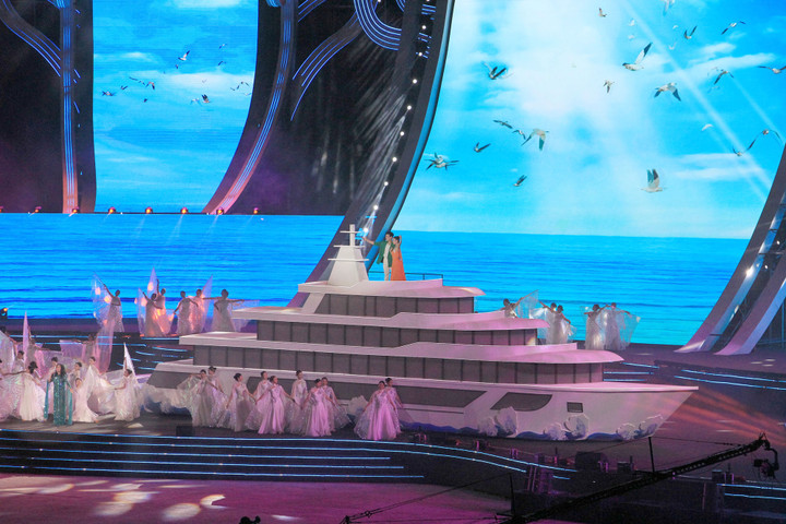 Chương 2 với tên gọi “Hải Phòng - Rạng rỡ tháng Năm”, sân khấu được dàn dựng với hình tượng chủ đạo là ngọn hải đăng với nhiều ý nghĩa về lịch sử và thời đại.