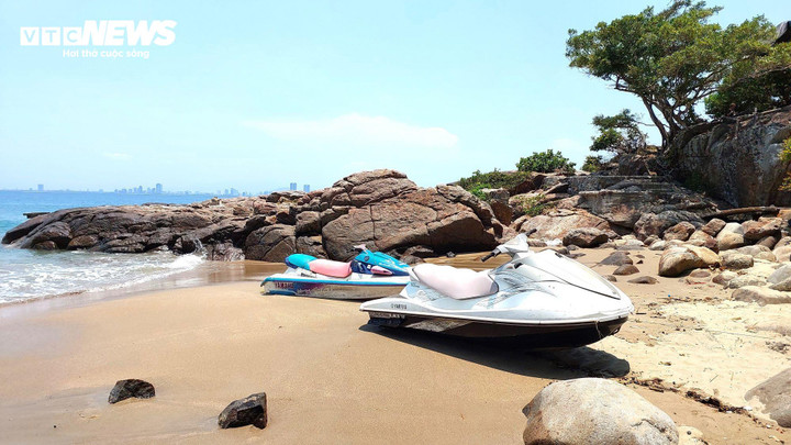 Mô tô lướt sóng được tập kết tại bãi Đa để phục vụ khách.