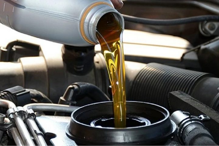 Không bắt buộc thay dầu chính hãng nhưng thay dầu chính hãng sẽ bảo vệ xe tốt hơn. (Ảnh minh họa).