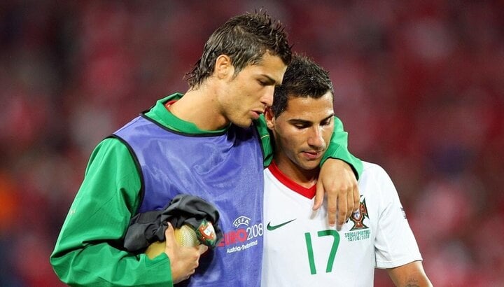 Chơi nhiều trận nhất: Ronaldo chơi 25 trận tại các VCK EURO và chỉ bỏ lỡ đúng một trận trong 5 kỳ EURO anh tham dự, đó là trận đấu cuối cùng của vòng bảng giữa Bồ Đào Nha và Thụy Sĩ vào năm 2008, khi 