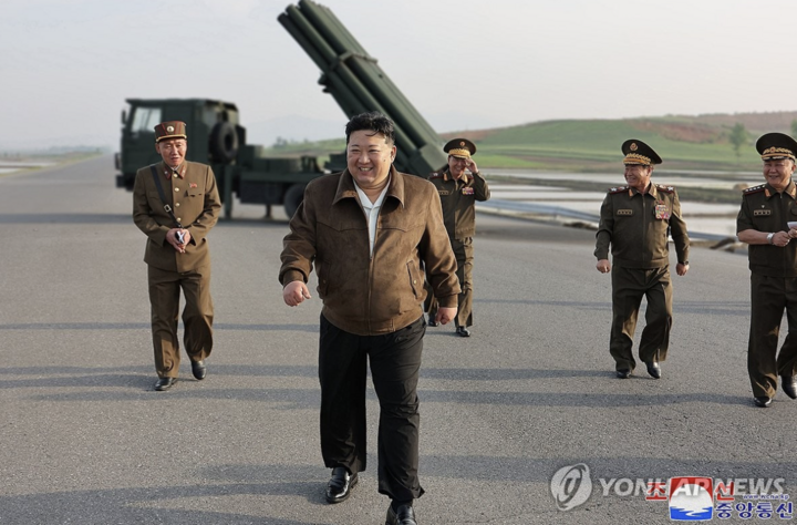 Nhà lãnh đạo Triều Tiên Kim Jong-un thị sát hệ thống phóng tên lửa đa nòng 240mm. (Ảnh: Yonhap)