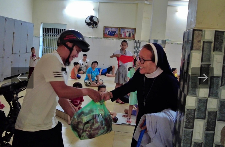 Nhận tiền YouTube, anh Minh liền mua nhu yếu phẩm tặng cô nhi viện.