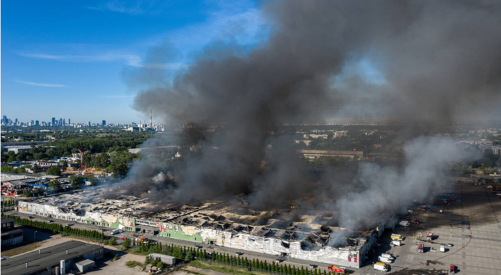 Cháy trung tâm thương mại nơi có nhiều người Việt kinh doanh tại Ba Lan. (Ảnh:  PAP/Leszek Szymański)