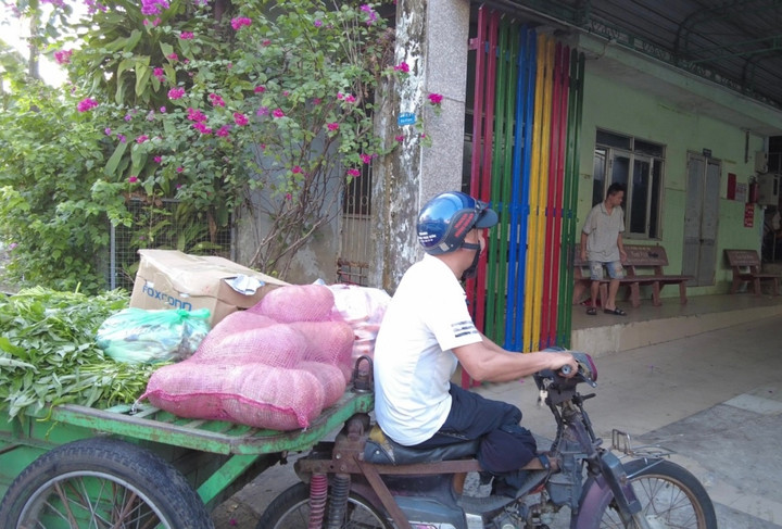 Anh thường chở rau, thịt... đến tặng cho các mái ấm, cô nhi viện.