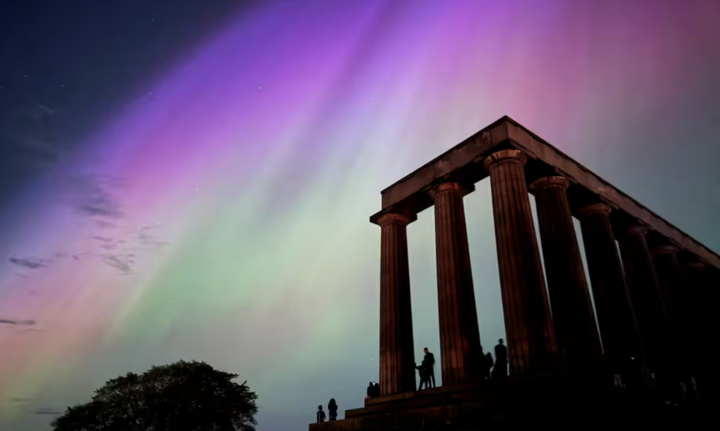 Cực quang chiếu sáng Đài tưởng niệm Quốc gia Scotland ở Edinburgh. (Ảnh: Getty Images)