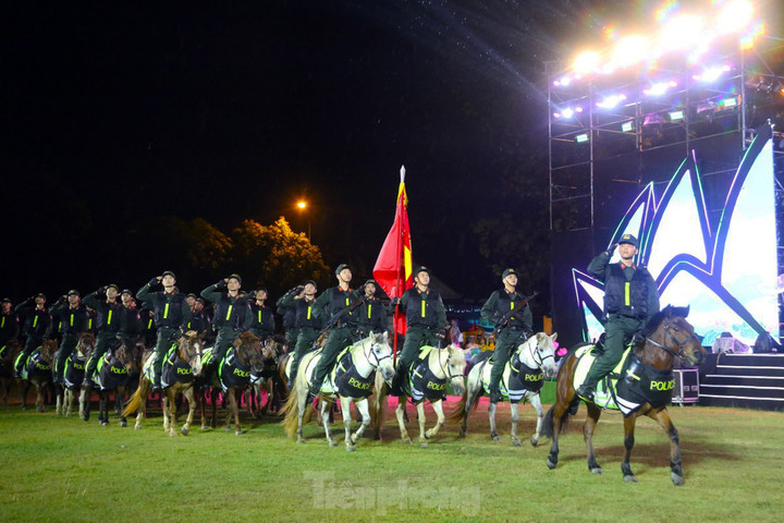 Đoàn Cảnh sát cơ động kỵ binh thuộc Bộ Tư lệnh Cảnh sát cơ động, Bộ Công an được thành lập năm 2020. Trải qua 4 năm thuần phục và huấn luyện, từ những con ngựa hoang dã trở thành ngựa nghiệp vụ, có tính kỷ luật. Dưới sự điều khiển của cán bộ, chiến sỹ, ngựa thực hiện nhuần nhuyễn động tác, kỹ năng phục vụ công tác tấn công trấn áp các loại tội phạm.
