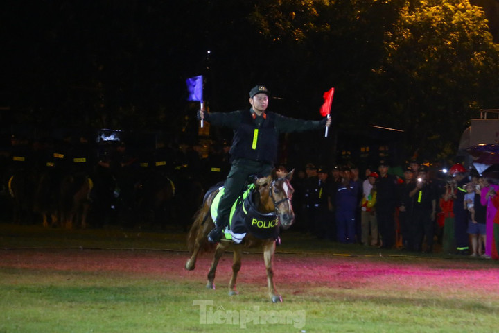 Kỹ thuật điều khiển ngựa chạy đại giải phóng 2 tay. Đây là kỹ thuật khó, đòi hỏi cán bộ, chiến sỹ phải có tinh thần dũng cảm, thường xuyên luyện tập mới có thể vừa điều khiển ngựa vừa sử dụng các loại vũ khí, công cụ hỗ trợ khi ngồi trên lưng ngựa, là động tác cơ bản đầu tiên để huấn luyện các nội dung kỹ, chiến thuật chiến đấu.