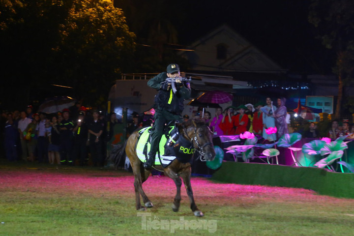 Chiến sỹ kỵ binh thực hiện thao tác sử dụng súng AK trên lưng ngựa.