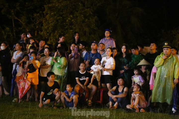 Khán giả hào hứng theo dõi màn biểu diễn.