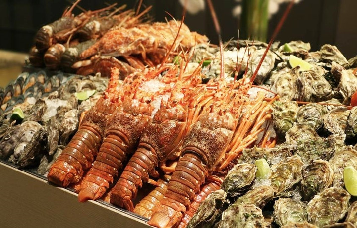 Tôm hùm của La Brasserie - Nikko Saigon Hotel luôn hấp dẫn thực khách sành ăn. (Ảnh: T.H)