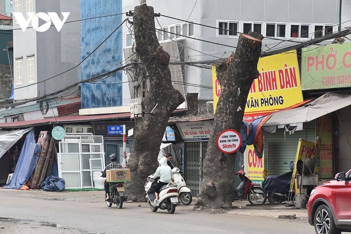 Đến nay, đoạn đường này mới chỉ một phần được trải nhựa, chưa có vỉa hè mỗi bên. Lòng đường đoạn thi công và chưa thi công tạo thành rãnh tiềm ẩn nguy cơ mất an toàn cho người tham gia giao thông.