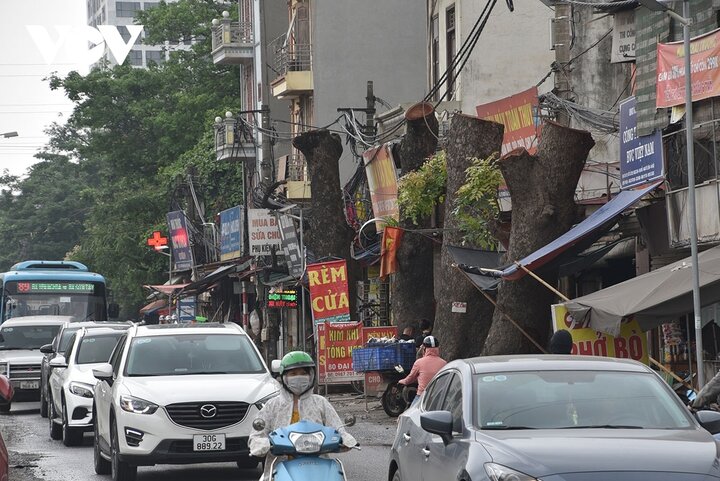 Hàng ngày phương tiện đi lại nườm nượp.