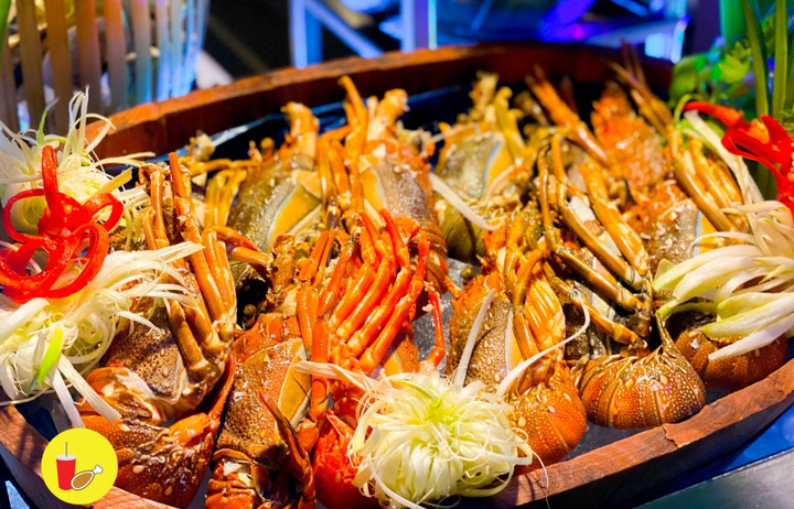 Mezz Buffet có tôm hùm tươi ngon. (Ảnh: Đi Đâu)