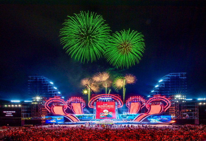 Đặc biệt, màn bắn pháo hoa cả tầm cao và tầm thấp vào cuối chương trình gây ấn tượng mạnh mẽ cho hàng vạn người dân, du khách. Đây cũng là một trong những khoảnh khắc được mong đợi nhất trong đêm hội. (Ảnh: Đức Nghĩa)