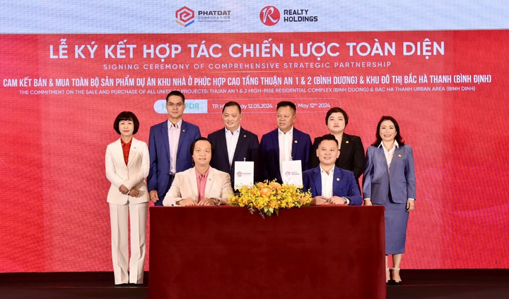 Ông Bùi Quang Anh Vũ – Tổng Giám đốc Phát Đạt và Ông Nguyễn Thanh Tâm - Giám đốc điều hành Realty Holdings tại Lễ ký kết.