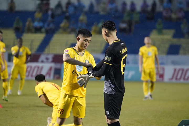 CLB Thanh Hóa kiểm soát bóng nhiều hơn.