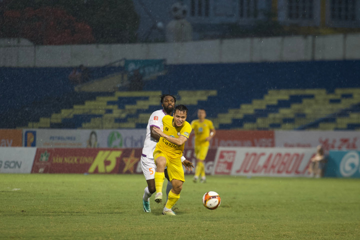 Thanh Hóa đẩy cao đội hình tấn công.