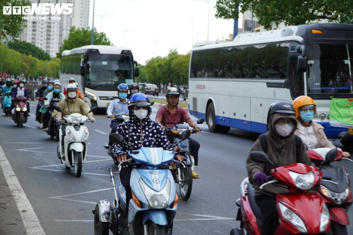 Thời tiết TP.HCM hôm nay 12/5, ngày nắng nóng, chiều tối và đêm có mưa rào vài nơi.