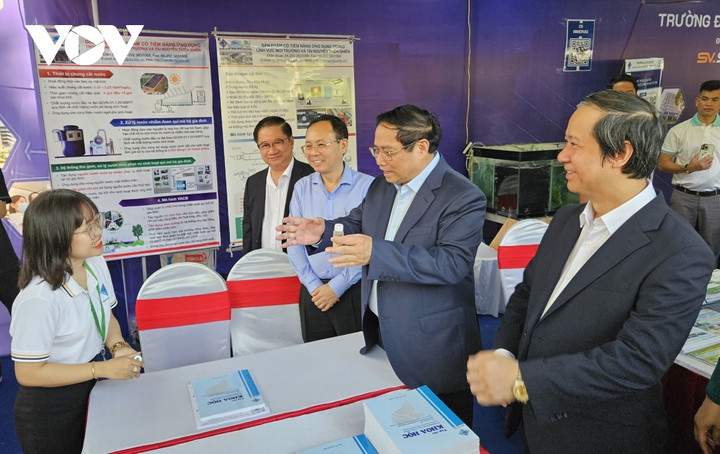 Thủ tướng Phạm Minh Chính trò chuyện với học sinh, sinh viên dự ngày hội khởi nghiệp.