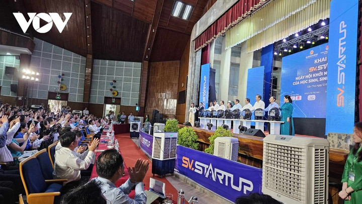 Thủ tướng và các đại biểu thực hiện nghi thức khai mạc ngày hội khởi nghiệp quốc gia của học sinh sinh viên lần thứ 6.