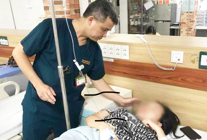 Bác sĩ kiểm tra sức khoẻ cho bệnh nhân tại Trung tâm chống độc. (Ảnh: Gia Khiêm)