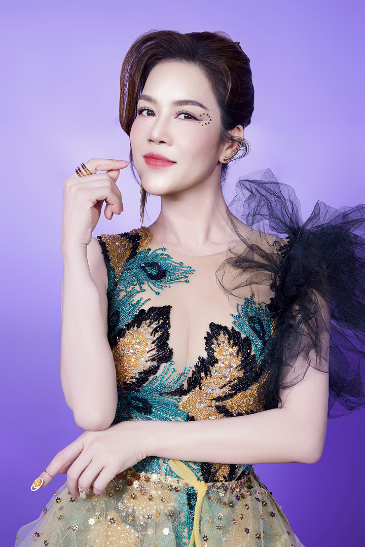 "Chị đẹp" Thu Phương là khách mời trong sự kiện. Nữ ca sĩ diện đầm kim sa, khoe nhan sắc trẻ trung hơn nhiều so với độ tuổi 52.