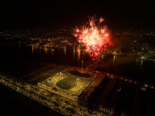 Quảng trường châu Âu Royal Square, với điểm nhấn cổng mặt trời cao 45m tráng lệ, là nơi diễn ra những màn trình diễn nhạc nước hoành tráng bậc nhất khu vực.