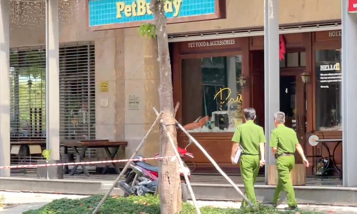 Lực lượng chức năng đang phong toả hiện trường để phục vụ công tác điều tra.