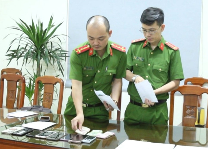 Cơ quan Công an kiểm tra tang vật thu giữ