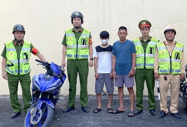 Đối tượng Nguyễn Xuân Đoàn, Nguyễn Văn Kiện cùng chiếc xe máy bị thu giữ